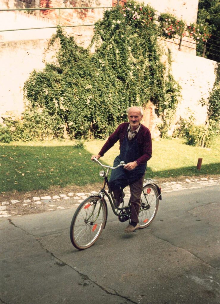 Nachhaltiger Arbeitsweg: Gründer der Schreinerei Pfleiderer fährt mit dem Fahrrad zur Werkstatt