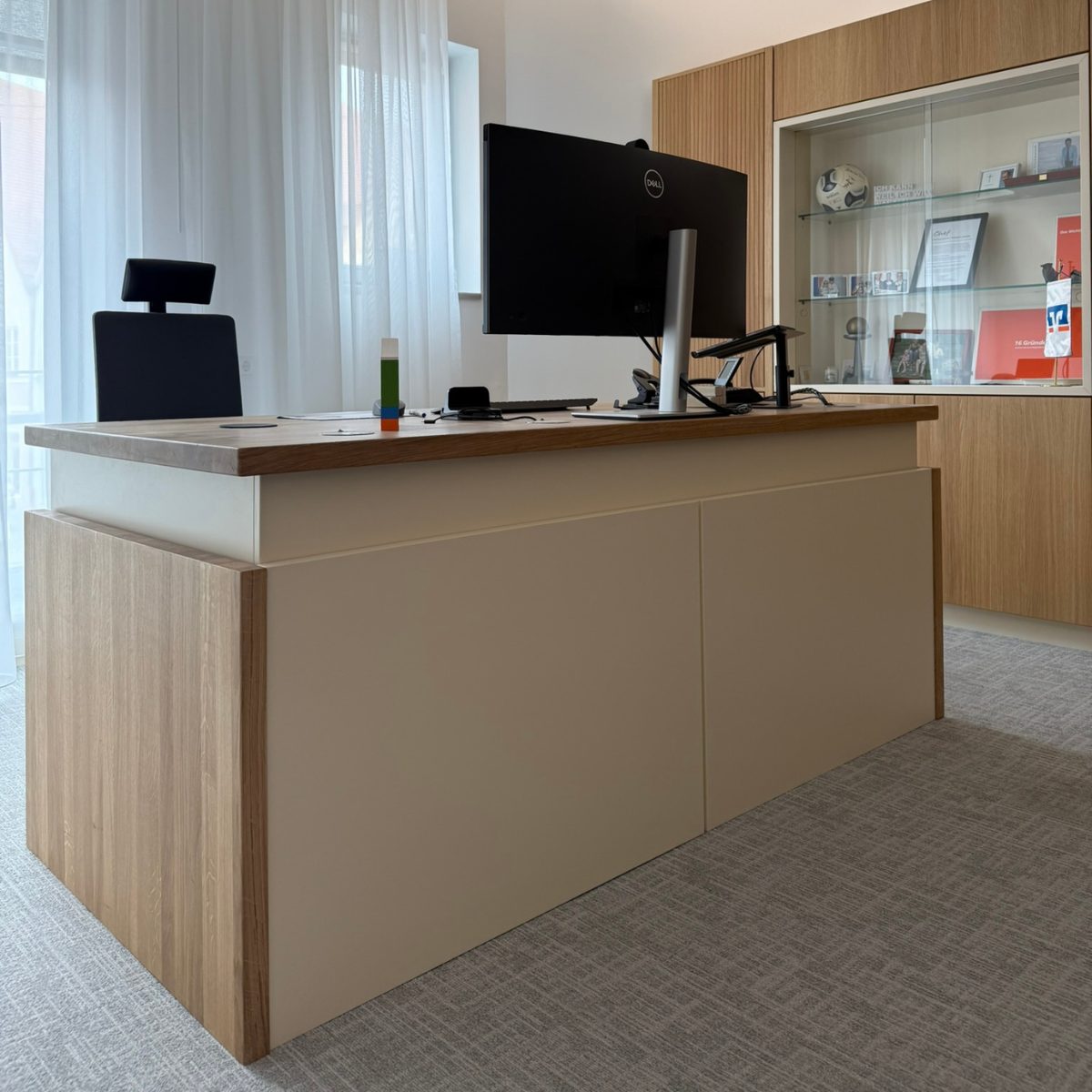 Heller, moderner Schreibtisch in Weiß, kombiniert mit natürlichen Eichenakzenten, die dem Arbeitsplatz eine warme Note verleihen.