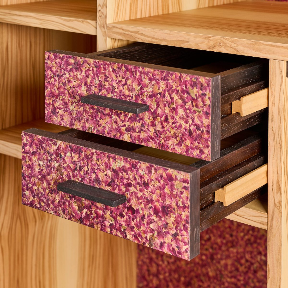 Barschrank aus edlem Olivenholz mit zwei ausziehbaren Schubladen und Fronten aus gepressten Rosen im Flora‑Design.