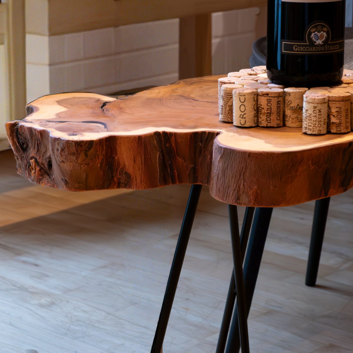 Hochwertiger Tisch aus massivem Olivenholz, dessen markante Baumkante die natürliche Form des Holzes betont.