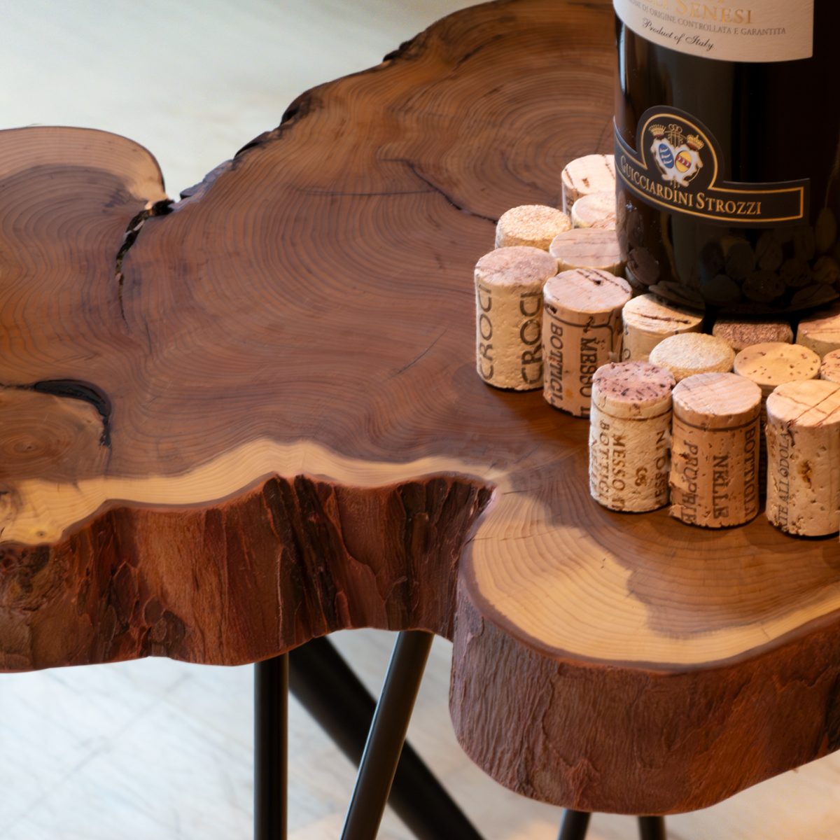 Massivholztisch aus edlem Olivenholz mit natürlicher Baumkante.