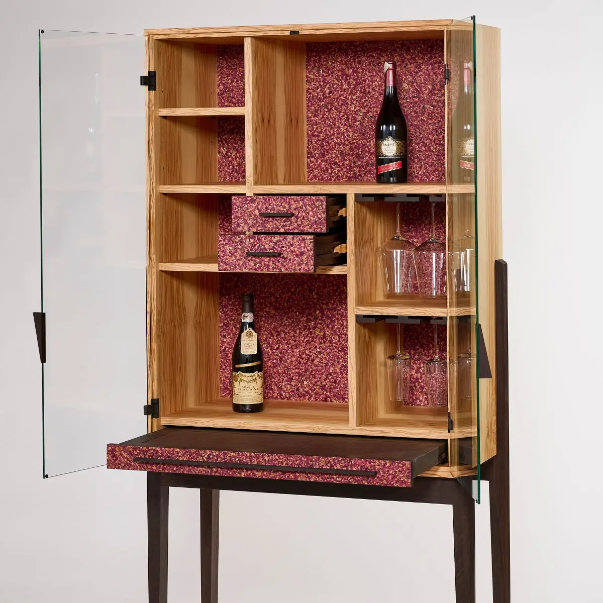 Hochwertiger Barschrank aus Olivenholz mit geräucherter Eiche im Barauszug und kunstvoll gestalteten Flora‑Fronten als stilvolle Akzente.