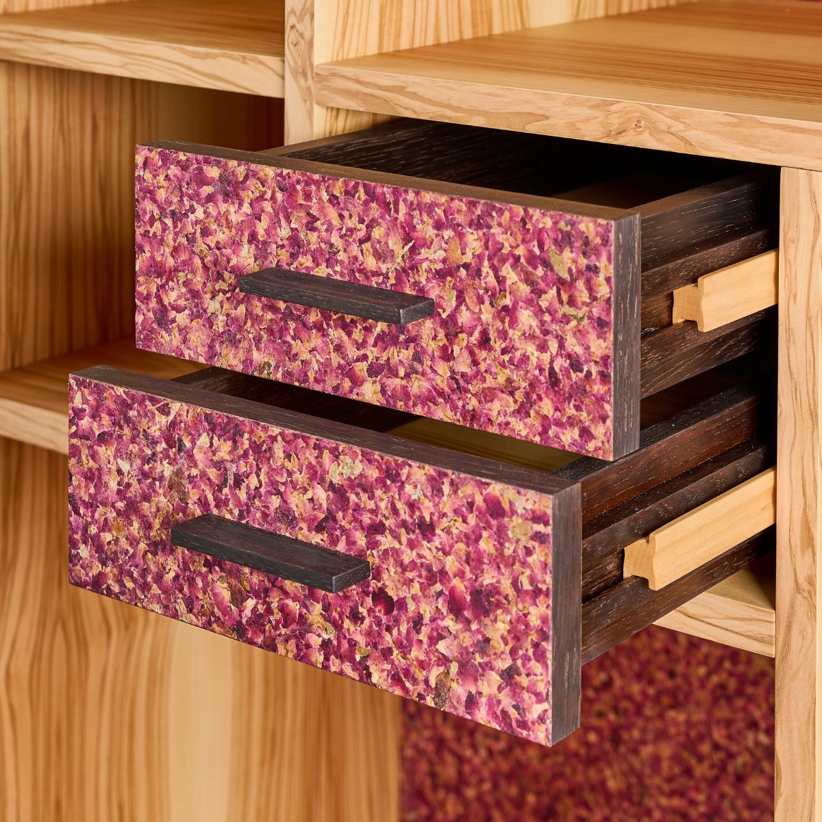 Eleganter Barschrank aus Olivenholz, kombiniert mit einem Barauszug aus Räuchereiche, zwei praktischen Auszugsschubladen und kunstvoll gepressten Rosenfronten im Flora‑Stil.