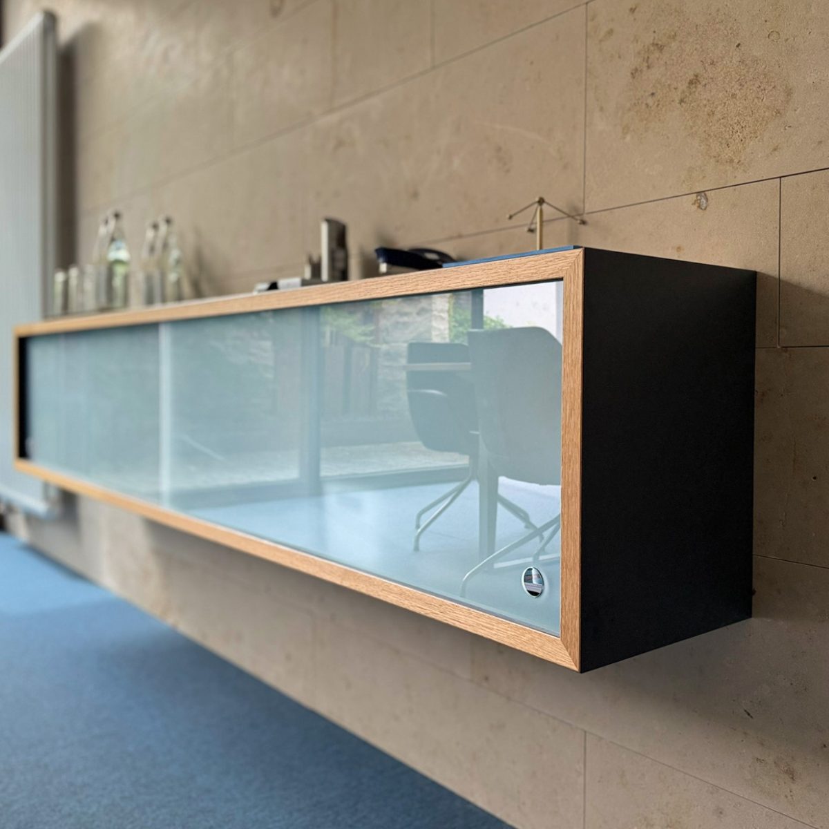 Die gleiche Küche, aber ein anderes Bild. Eichenholzeinzug in der Wand mit integrierten Licht wo eine Siebträger steht Alt‑Text‑Vorschlag: Helle, moderne Küche mit weißen Fronten und Eichenholzdetails; im Fokus ein in die Wand eingelassener Eichenholzeinzug mit integrierter Beleuchtung, auf dem eine Siebträgermaschine stilvoll präsentiert wird. Wenn du möchtest, kann ich dir auch eine kürzere, SEO‑optimierte oder emotionalere Variante formulieren. bitte anderen Text dazu schreiben Gerne — hier eine alternative Formulierung mit anderem Fokus: Alt‑Text‑Variante: Moderner Küchenausschnitt mit weißer Front und warmen Eichenholzdetails; im Bild ein beleuchteter Wandnischen‑Einsatz aus Eiche, in dem eine Siebträgermaschine dekorativ platziert ist. Wenn du möchtest, kann ich dir noch eine kürzere, technischere oder stärker SEO‑orientierte Version erstellen. Wohnzimmer. Modernes Sideboard in grau mit Eichenholz einflüssen wie im Schrnank Alt‑Text‑Vorschlag: Modernes Wohnzimmer mit einem grauen Sideboard, das durch elegante Eichenholzeinflüsse ergänzt wird, passend abgestimmt auf die Holzdetails im dazugehörigen Schrank. Wenn du möchtest, kann ich dir auch eine kürzere, SEO‑stärkere oder stilistisch andere Variante formulieren. Weitere textliche Ideen mit der Ergänzung dass die wand mit holzpanels verzeihrt wurde und integrierten Licht Hier sind mehrere neue textliche Varianten, die die Sitzecke, das Sideboard und die Holzpaneel‑Wand mit integriertem Licht stimmig einbeziehen. Du kannst jede davon als ALT‑Text oder Bildbeschreibung nutzen: Variante 1: Modernes Wohnzimmer mit grauem Sideboard und Eichenholzelementen; die Wand dahinter ist mit dekorativen Holzpanels und integrierter Beleuchtung gestaltet, was dem Raum eine warme, elegante Atmosphäre verleiht. Variante 2: Stilvolles Wohnzimmerensemble mit grauem Sideboard und passenden Eichenholzdetails; im Hintergrund eine Wand aus beleuchteten Holzpaneelen, die dem Raum Struktur und ein hochwertiges Ambiente geben. Variante 3: Graues, modernes Sideboard mit Eichenholzeinflüssen vor einer Wand aus warmen Holzpanels mit integrierter Lichtführung, die den Wohnbereich optisch aufwertet. Variante 4: Wohnzimmeransicht mit einem grauen Sideboard und harmonisch abgestimmten Eichenholzdetails; die beleuchteten Holzpaneele an der Wand schaffen eine gemütliche und zugleich moderne Raumwirkung. Wenn du möchtest, kann ich dir auch Varianten erstellen, die kürzer, SEO‑stärker oder stärker auf Design, Material oder Stimmung ausgerichtet sind. Besprechungszimmer einer Bank stilvoll und modern mit farbigen grünen Stühlen . Helles Besprechungszimmer, weißer Tisch und wo der Fernseher hängt eine stilvolle graue wand die den Fernseher trägt Hier sind mehrere stilistisch unterschiedliche ALT‑Text‑Varianten für dein Bild des Besprechungszimmers: Variante 1 – neutral und klar: Modernes Besprechungszimmer einer Bank mit weißen Tischflächen, grünen Stühlen und einer grauen Akzentwand, an der ein Fernseher elegant integriert ist. Variante 2 – stärker atmosphärisch: Helles, stilvolles Besprechungszimmer mit farbigen grünen Stühlen und weißem Tisch; die graue Wand mit montiertem Fernseher setzt einen modernen, hochwertigen Akzent. Variante 3 – stärker auf Design fokussiert: Zeitgemäßes Bank‑Besprechungszimmer mit grünen Designstühlen, weißem Konferenztisch und einer strukturierten grauen Wand, die den Fernseher optisch trägt und den Raum modern wirken lässt. Variante 4 – kompakt und SEO‑freundlich: Modernes Bank‑Besprechungszimmer mit grünen Stühlen, weißem Tisch und grauer TV‑Wand. Wenn du möchtest, kann ich dir auch Varianten erstellen, die noch kürzer, technischer oder stärker auf Farbe und Raumwirkung ausgerichtet sind. Wieder ein Besprechungszimmer Bank. Helle, warme holzvertäferlung in Eiche. Großen Eichentisch und moderne graue vier Stühle Hier sind mehrere frische, stilvolle ALT‑Text‑Varianten für dein neues Besprechungszimmer‑Motiv: Variante 1 – klar und modern: Helles Besprechungszimmer einer Bank mit warmer Eichen‑Holzvertäfelung, großem Eichentisch und vier modernen grauen Stühlen. Variante 2 – atmosphärisch und einladend: Modernes Bank‑Besprechungszimmer mit heller Eichenholz‑Wandverkleidung, einem großen Tisch aus massiver Eiche und vier eleganten grauen Stühlen, die eine warme und professionelle Atmosphäre schaffen. Variante 3 – stärker auf Materialien fokussiert: Besprechungsraum mit Eichenholz‑Vertäfelung, großem Eichentisch und grauen Designstühlen, die einen harmonischen Kontrast zwischen warmem Holz und modernen Farben bilden. Variante 4 – kompakt und SEO‑freundlich: Bank‑Besprechungszimmer mit Eichenholz‑Wand, großem Eichentisch und vier grauen Stühlen. Wenn du möchtest, formuliere ich dir auch Varianten, die noch kürzer, emotionaler oder stärker auf Design und Architektur ausgerichtet sind. Barschrank aus Olivenholz mit einem Barauszug in geräuchtereiche und floraen fronten. Hier sind mehrere frische ALT‑Text‑Varianten für deinen Barschrank: Variante 1 – klar und modern: Barschrank aus edlem Olivenholz mit einem ausziehbaren Barfach in geräucherter Eiche und Fronten im Flora‑Design. Variante 2 – atmosphärisch und hochwertig: Eleganter Barschrank aus Olivenholz, kombiniert mit einem Barauszug in dunkler Räuchereiche und dekorativen Flora‑Fronten für einen exklusiven Look. Variante 3 – materialfokussiert: Hochwertiger Barschrank aus Olivenholz mit geräucherter Eiche im Barauszug und kunstvoll gestalteten Flora‑Fronten als stilvolle Akzente. Variante 4 – kompakt und SEO‑freundlich: Barschrank aus Olivenholz mit Räuchereiche‑Barauszug und Flora‑Fronten. Wenn du möchtest, kann ich dir auch Varianten erstellen, die kürzer, technischer oder stärker auf Design und Atmosphäre ausgerichtet sind. Barschrank aus edlem Olivenholz mit einem ausziehbaren Barfach in geräucherter Eiche und Fronten im Flora‑Design. Auszubare Schubladne zwei Stück. Fronten sind aus gepressten Rosen Hier sind mehrere neue, sauber formulierte ALT‑Text‑Varianten, die alle deine zusätzlichen Details berücksichtigen: Variante 1 – klar und vollständig: Barschrank aus edlem Olivenholz mit ausziehbarem Barfach in geräucherter Eiche, zwei ausziehbaren Schubladen und Fronten aus gepressten Rosen im Flora‑Design. Variante 2 – hochwertig und atmosphärisch: Eleganter Barschrank aus Olivenholz, kombiniert mit einem Barauszug aus Räuchereiche, zwei praktischen Auszugsschubladen und kunstvoll gepressten Rosenfronten im Flora‑Stil. Variante 3 – materialfokussiert: Hochwertiger Olivenholz‑Barschrank mit Barfach aus geräucherter Eiche, zwei ausziehbaren Schubladen und dekorativen Fronten aus gepressten Rosen. Variante 4 – kompakt und SEO‑freundlich: Olivenholz‑Barschrank mit Räuchereiche‑Barauszug, zwei Schubladen und Rosenfronten im Flora‑Design. Wenn du möchtest, kann ich dir auch Varianten erstellen, die kürzer, technischer oder stärker auf Luxus und Designwirkung ausgerichtet sind. Modernes Sideboard in einem dunklen Holzton und die front ist aus milchigen Glas Hier sind mehrere frische ALT‑Text‑Varianten für dein Sideboard‑Motiv: Variante 1 – klar und modern: Modernes Sideboard in dunklem Holzton mit einer eleganten Front aus milchigem Glas. Variante 2 – atmosphärisch und hochwertig: Stilvolles Sideboard aus dunklem Holz, dessen milchige Glasfront dem Möbelstück eine moderne und leichte Optik verleiht. Variante 3 – materialfokussiert: Sideboard in tiefem Holzton mit halbtransparenter Glasfront, die einen sanften, modernen Kontrast zum warmen Holz bildet.