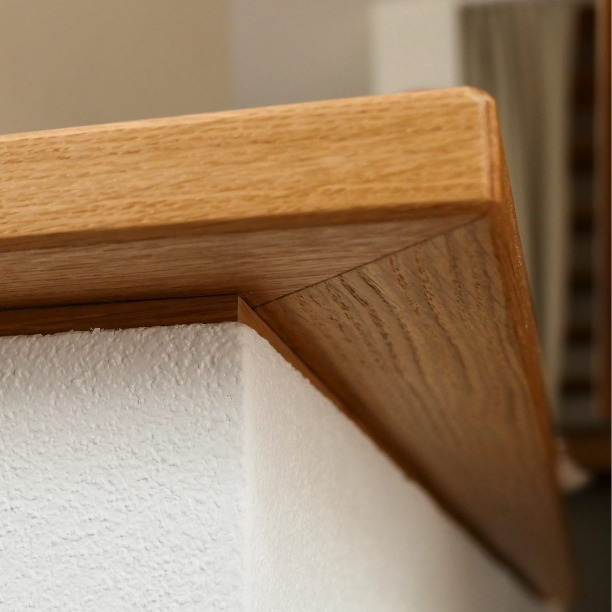 Sitzecke aus massivem Eicheholz mit klarer, natürlicher Holzstruktur, im Fokus des Bildes ohne sichtbaren Kamin oder Umgebung.