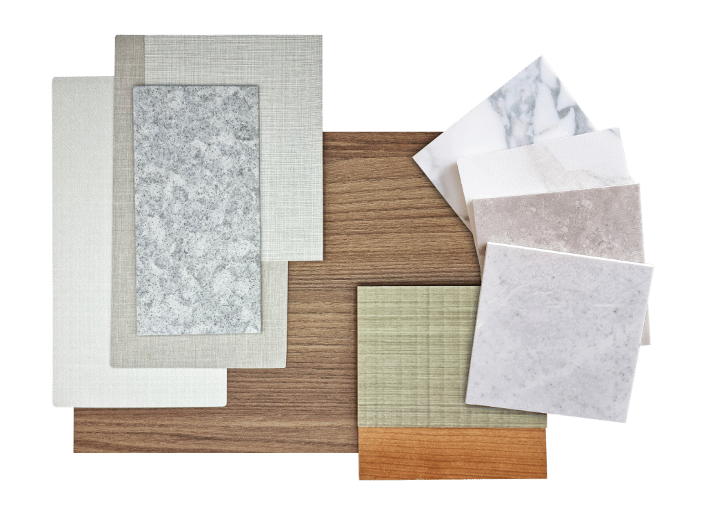 Materialcollage aus Holz-, Stein-, Marmor- und Stoffmustern in neutralen Beige-, Grau- und Grüntönen, sauber übereinandergelegt als harmonische Interior-Design-Palette.